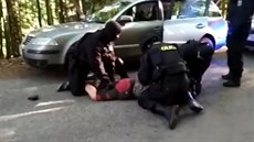 Dealer vyhrožoval svědkům. Sebrala ho zásahovka Dealer vyhrožoval svědkům. Sebrala ho zásahovka