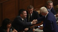 Menšinová vláda Andreje Babiše získala důvěru. Na snímku si podává ruku... Menšinová vláda Andreje Babiše získala důvěru. Na snímku si podává ruku...