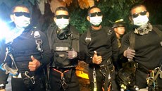 lenové thajského námonictva po záchran chlapc z jeskyn