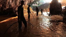 Snímek z jeskyn Tham Luang bhem operace na záchranu thajských chlapc