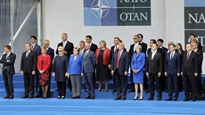 Svtoví státníci se pipravují na spolenou fotografii bhem summitu NATO