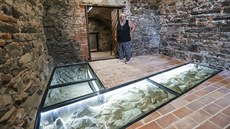 Kastelánka Eva Kolářová ve sklepení, kde jsou nově k vidění nejstarší části... Kastelánka Eva Kolářová ve sklepení, kde jsou nově k vidění nejstarší části...