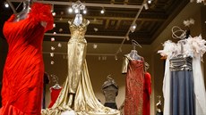 Kvůli oslnivým róbám z luxusních materiálů si operní pěvkyně musela pořídit... Kvůli oslnivým róbám z luxusních materiálů si operní pěvkyně musela pořídit...
