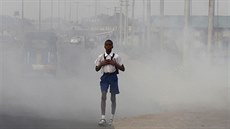 Afrika se potýká se silně znečištěným ovzduším. Afrika se potýká se silně znečištěným ovzduším.