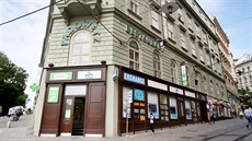 Zm rozdílných reklam hyzdí dm v Masarykov ulici i vedlejí restauraci...