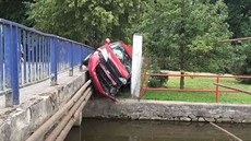 Auto se v Březině na Tišnovsku převrátilo na bok a skončilo mezi plotem a... Auto se v Březině na Tišnovsku převrátilo na bok a skončilo mezi plotem a...