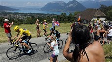 Chris Froome ve lutém v roce 2013 na Tour poblí jezera Annecy.