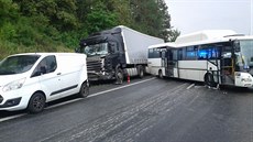 Při nehodě cisterny s obilím, linkového autobusu, dodávky a nákladního... Při nehodě cisterny s obilím, linkového autobusu, dodávky a nákladního...