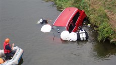 Vyprotní automobilu z eky Moravy v Kromíi.