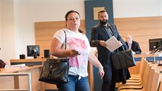 Zlínská advokátka Marcela Tobolová u krajského soudu. Zlínská advokátka Marcela Tobolová u krajského soudu.
