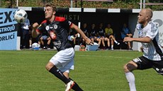 Hradecký záložník Milan Černý (vlevo) v zápase v Ústí nad Orlicí uniká jednomu... Hradecký záložník Milan Černý (vlevo) v zápase v Ústí nad Orlicí uniká jednomu...