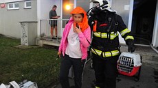 Hasiči před požárem v panelovém domu zachraňovali lidi i zvířata. (10.7.2018) Hasiči před požárem v panelovém domu zachraňovali lidi i zvířata. (10.7.2018)