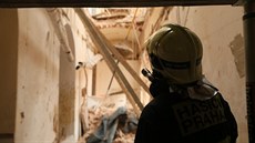 Při záchraně hasiči používají sací bagr na sutiny. Budova je podle statiků... Při záchraně hasiči používají sací bagr na sutiny. Budova je podle statiků...