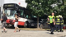 Autobus MHD po kolizi s osobním autem narazil do budovy Českého statistického... Autobus MHD po kolizi s osobním autem narazil do budovy Českého statistického...