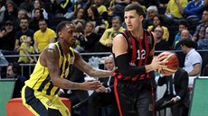 James Nunnally (vlevo) z Fenerbahce Istanbul brání Billyho Barona z Eskisehiru.