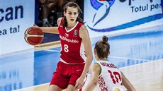 Česká mládežnická reprezentantka Veronika Voráčková (vlevo) útočí na běloruský... Česká mládežnická reprezentantka Veronika Voráčková (vlevo) útočí na běloruský...