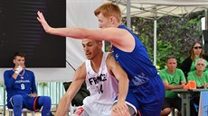 Český reprezentant Vojtěch Rudický (vpravo) v duelu s Francií. Český reprezentant Vojtěch Rudický (vpravo) v duelu s Francií.