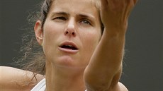 Německá tenistka Julia Görgesová servíruje ve čtvrtfinále Wimbledonu, za první... Německá tenistka Julia Görgesová servíruje ve čtvrtfinále Wimbledonu, za první...