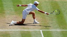 pikový atlet. Srbský tenista Novak Djokovi dobhl ve finále Wimbledonu...