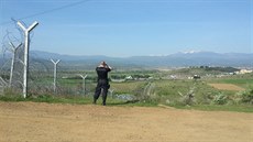 Policisté proto pomáhají střežit makedonskou hranici s Řeckem. Policisté proto pomáhají střežit makedonskou hranici s Řeckem.