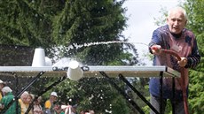 Senioři museli například při štafetovém závodě absolvovat slalom, jako hasiči... Senioři museli například při štafetovém závodě absolvovat slalom, jako hasiči...