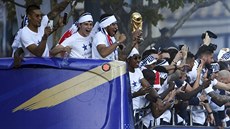 Triumfální jízda francouzských fotbalist Paíí po vítzství na mistrovství...