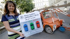 V brněnských ulicích začaly přípravy na rezidentní parkování. Pracovníci... V brněnských ulicích začaly přípravy na rezidentní parkování. Pracovníci...
