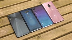 Kovový rámeček a záda z tvrzeného skla Gorilla Glass, to je dnes téměř povinná... Kovový rámeček a záda z tvrzeného skla Gorilla Glass, to je dnes téměř povinná...