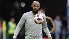 PIKANTNÍ ZÁPAS. Bývalý francouzský forvard Thierry Henry je toti asistentem...