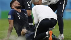 Francouzský útoník Olivier Giroud poteboval bhem semifinále s Belgií poádn...