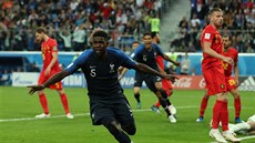 HLAVA A GÓL. Francouzský stoper Samuel Umtiti se raduje z vedoucí branky v...