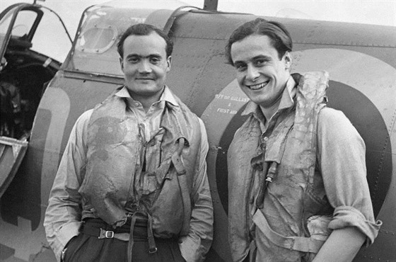 Geoffrey Wellum, nejmladí pilot stíhaky Spitfire z bitvy o Británii  (vpravo)...