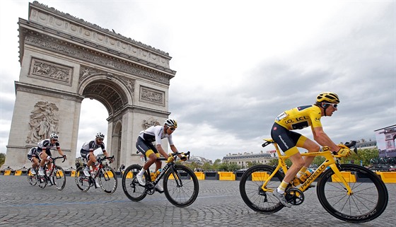 Britský jezdec Geraint Thomas (ve lutém) projídí jako vítz Tour de France v...