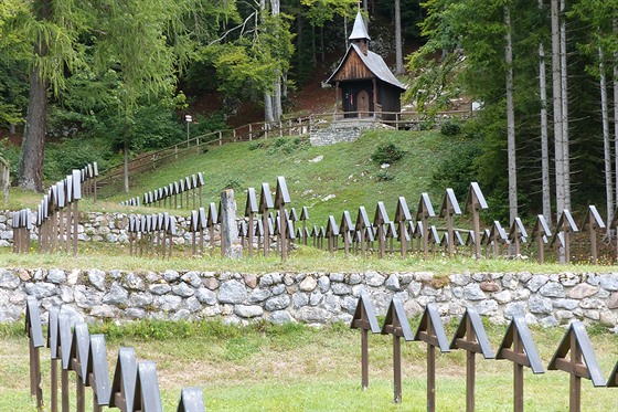 Jeden z mnoha válených hbitov v oblasti se nachází nad osadou Slaghenauf.