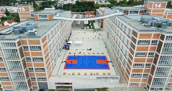 Basketbalový kurt, na kterém se odehrává venkovní turnaj Ballin Zlín.