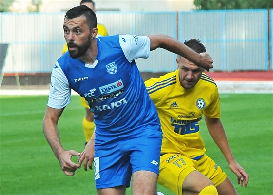 Znojemský útoník Michal Ordo (v modrém) u míe v utkání proti Varnsdorfu