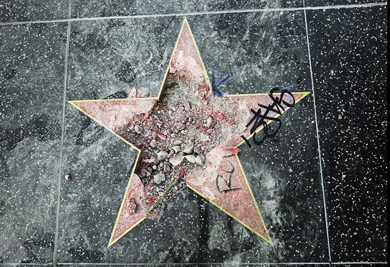 Pokozená hvzda Donalda Trumpa na hollywoodském chodníku slávy (Los Angeles,...