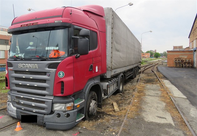 Kamion skonil v Otrokovicích na kolejích elezniní vleky.