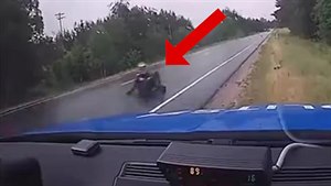 Hledaný motorká k policistm doklouzal po zadku