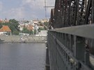 Skokani se vrhli z most v centru Prahy do Vltavy