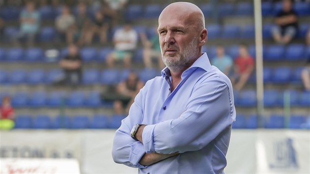 Zlínský trenér Michal Bílek zamyšleně sleduje výkon svých svěřenců proti Mladé... Zlínský trenér Michal Bílek zamyšleně sleduje výkon svých svěřenců proti Mladé...