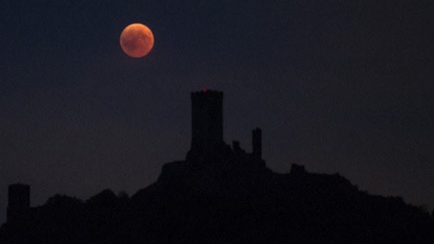 Úplné zatmění Měsíce, zřícenina hradu Hazmburk (27. 7. 2018). Úplné zatmění Měsíce, zřícenina hradu Hazmburk (27. 7. 2018).