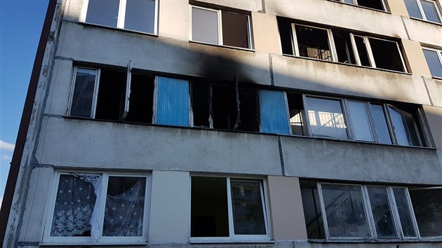 Hasiči museli už desetkrát vyjet k likvidaci požáru v domě v Třebušické ulici... Hasiči museli už desetkrát vyjet k likvidaci požáru v domě v Třebušické ulici...