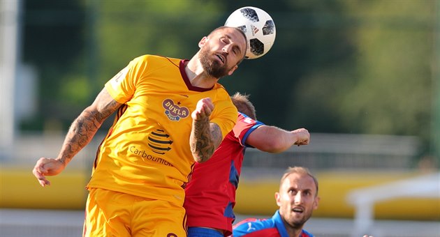 Jan Holenda (vlevo) z Dukly v souboji s plzeňským soupeřem. Jan Holenda (vlevo) z Dukly v souboji s plzeňským soupeřem.
