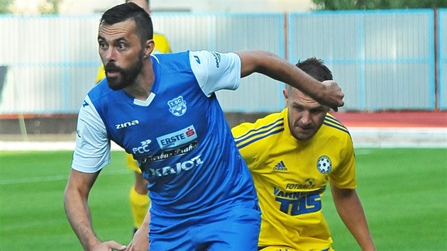 Znojemský útočník Michal Ordoš (v modrém) u míče v utkání proti Varnsdorfu Znojemský útočník Michal Ordoš (v modrém) u míče v utkání proti Varnsdorfu
