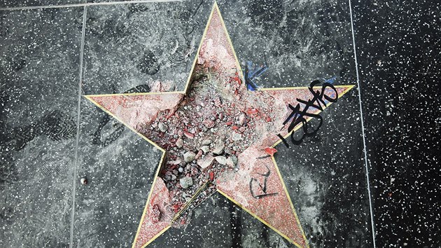 Poškozená hvězda Donalda Trumpa na hollywoodském chodníku slávy (Los Angeles,... Poškozená hvězda Donalda Trumpa na hollywoodském chodníku slávy (Los Angeles,...