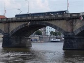 Skokani úderem 15:04 skočili najednou z Libeňského mostu, mostu Na Výtoni a z...