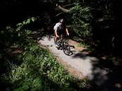 Cyklistická trať začíná jen pět set metrů od posledních paneláků sídliště... Cyklistická trať začíná jen pět set metrů od posledních paneláků sídliště...