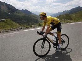 Britsk cyklista Geraint Thomas na trati 19. etapy Tour de France