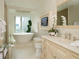 V jedné z pti koupelen je velká samostatn stojící vana pro dva. 